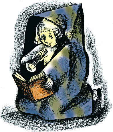 Девочка читает с фонариком