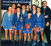Самбисты из Буревестника с тренером Е. Ф. Свиридой на первенстве Санкт-Петербурга, 2003 год
