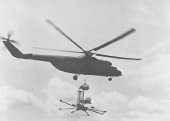 Вертолет увозит стратосферную обсерваторию с места ее приземления