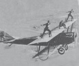 Акробаты на крыле вместе с летчиком, покинувшим кабину