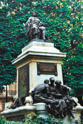 Памятник Александру Дюма работы Гюстава Доре