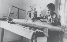 Внук ученого Вениамин Костин с моделью дирижабля своего деда