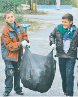 Дети на уборке мусора