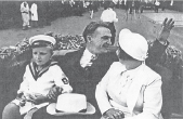 Валерий Павлович Чкалов с женой Ольгой Эразмовной и сыном Игорем в Москве после возвращения