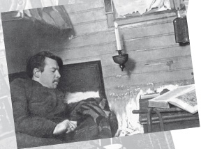 Николай Пинегин в своей каюте на «Святом Фоке»