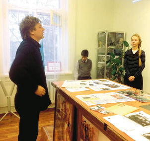 Актер Андрей Князьков — он играл роль ТОТО в «Большом Фестивале» — на экскурсии в школьном музее