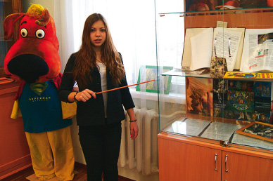 Аня Степанова, ученица 8 «а» класса, ведет экскурсию. На заднем плане — Шарик