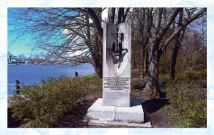 Памятник морякам-тральщикам в Центральном парке культуры и отдыха в Санкт-Петербурге