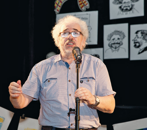 Председатель жюри поэт Михаил Яснов