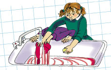 Девочка моет в раковине краску
