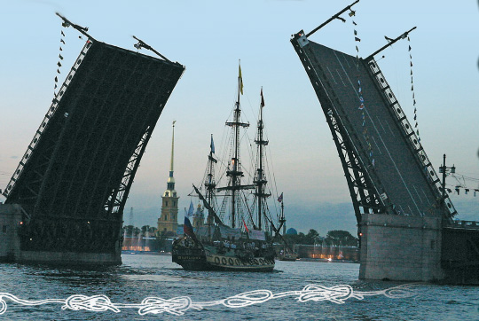 Разведенный мост и фрегат