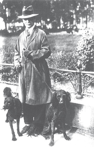 Борис Степанович со своими собаками Кусом и Урсом